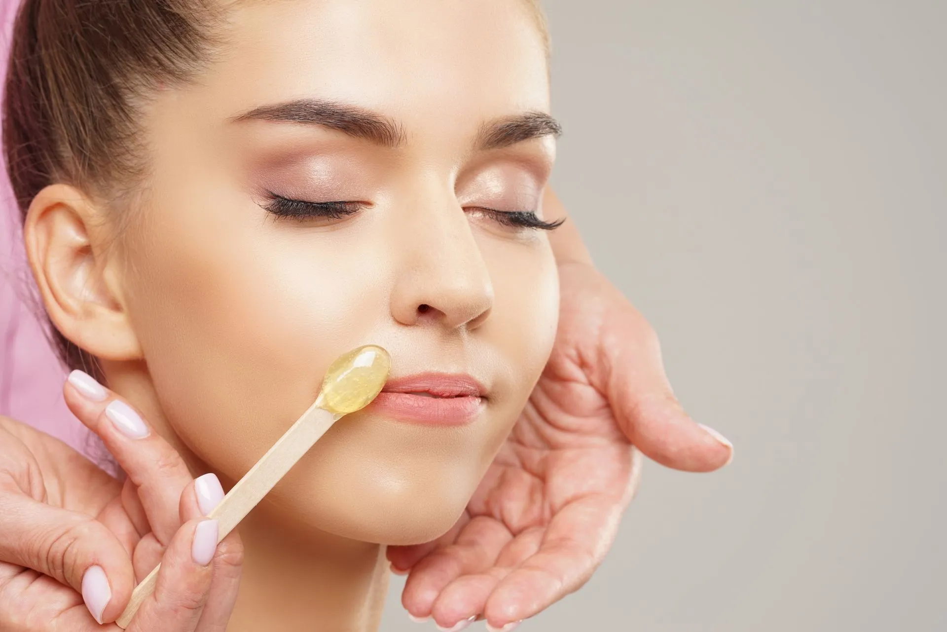 Warmwachs-Anwendung zur Gesichtsenthaarung an der Oberlippe