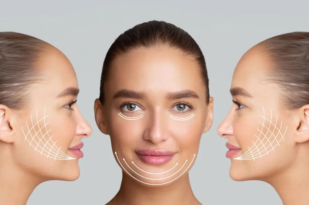 Kosmetikerin führt Gesichtsbehandlung mit Hightech-Gerät durch